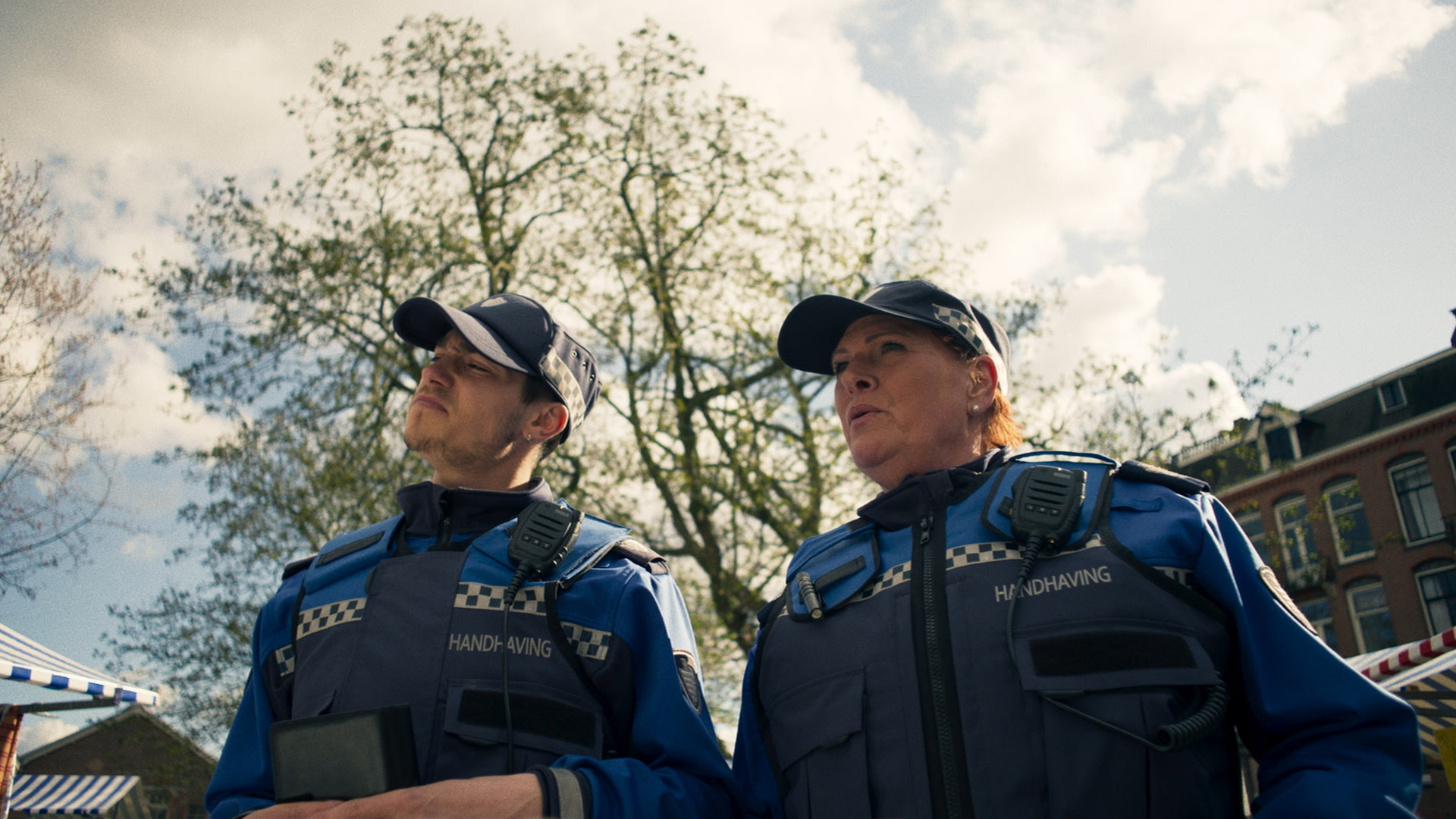 politie spreekt jongen aan